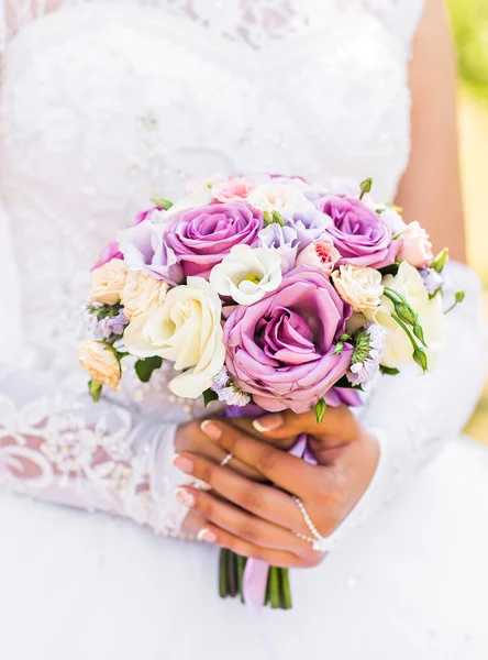 Hochzeitsblumen, Frau hält bunten Strauß mit den Händen am Hochzeitstag — Stockfoto