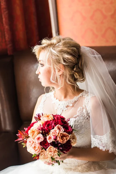 Bruiloft bloemen, vrouw met kleurrijke boeket met haar handen op trouwdag — Stockfoto