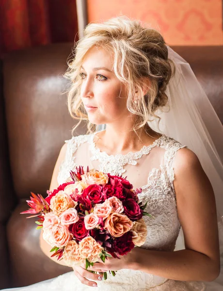 Gelinlerin elinde güzel bir buket.