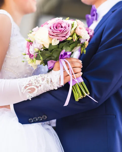 Flores do casamento, mulher segurando buquê colorido com as mãos no dia do casamento — Fotografia de Stock
