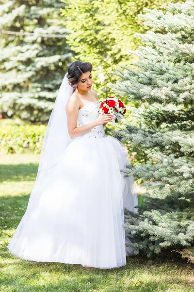 Bello mazzo nuziale in mani della sposa — Foto Stock