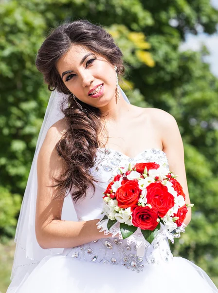 웨딩 꽃, 결혼식 날에 그녀의 손으로 화려한 꽃다발을 들고 여자 — 스톡 사진