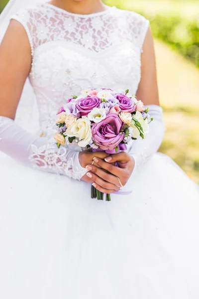 El ramo hermoso de boda en las manos de la novia —  Fotos de Stock