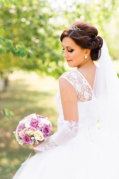 Flores do casamento, mulher segurando buquê colorido com as mãos no dia do casamento — Fotografia de Stock