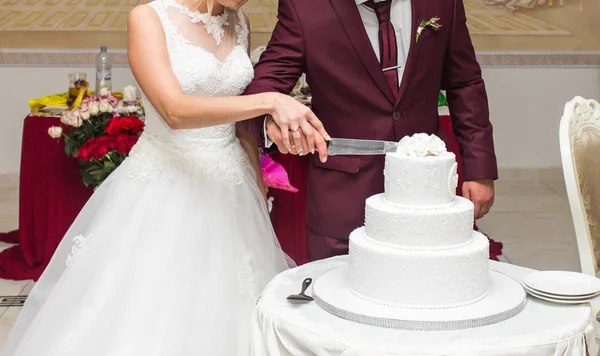 新娘和新郎在婚礼上祝词切蛋糕 — 图库照片