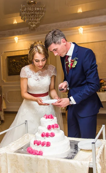 Menyasszony és vőlegény vágás esküvői torta — Stock Fotó