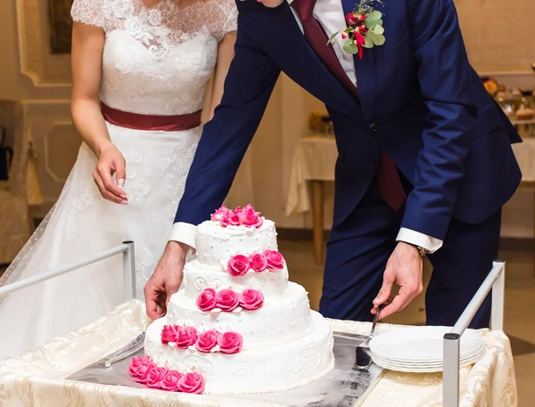 Güzellik gelin ve yakışıklı Damat Düğün pastası kesme.