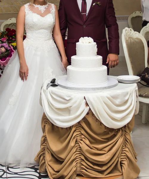 Gelin ve damat düğün pastalarını kesiyorlar.