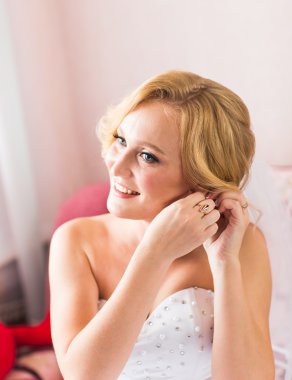 Hazırlık küpe portre üzerinde koyarak güzel zarif gelin evlilik.