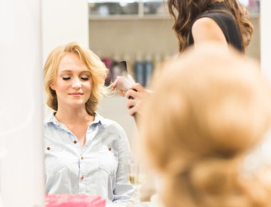 Bir düğün öncesi gelin saç stilisti yapar