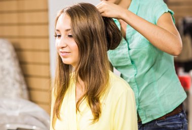 Bir düğün öncesi gelin saç stilisti yapar