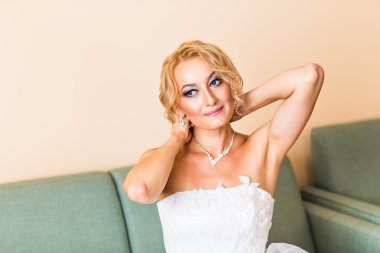 Gelinin..... boynundaki kolye