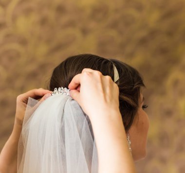 Gelin saç modeli ve düğün öncesi gelin peçe sabitleme stilist