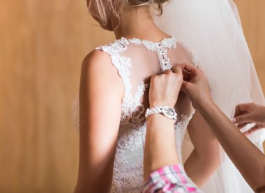 nedime elbise gelin yardımcı oluyor