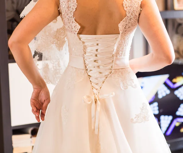 Družička pomáhá nevěsta šaty — Stock fotografie