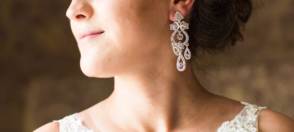 Primer plano de la hermosa mujer con pendientes de diamantes brillantes —  Fotos de Stock