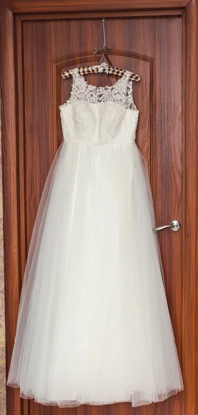 El vestido de novia perfecto con falda completa en percha en una habitación de novia — Foto de Stock