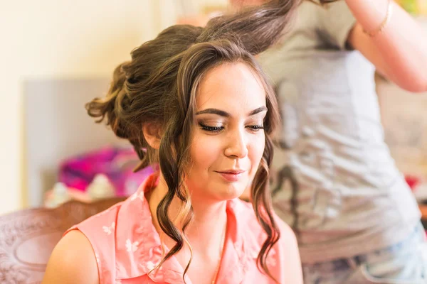Hair stylist rende la sposa prima di un matrimonio — Foto Stock