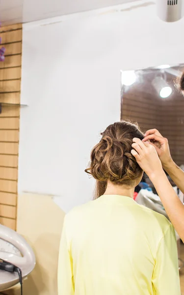Bir düğün öncesi gelin saç stilisti yapar — Stok fotoğraf