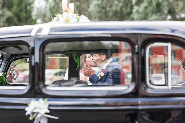 Güzel romantik gelin ile damat öpüşme ve açık havada kucaklayan — Stok fotoğraf