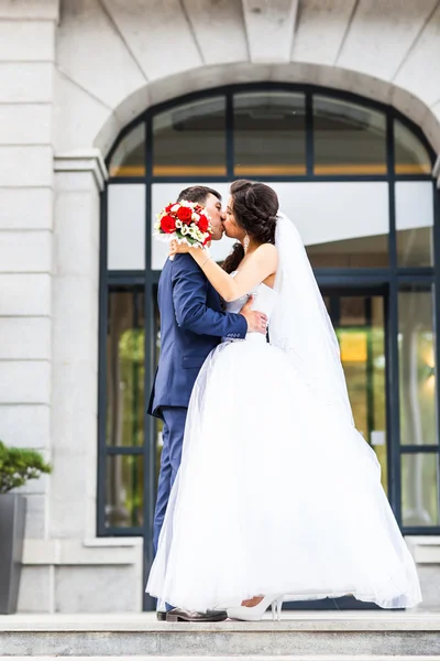 Невеста с грустным поцелуем и обниманием на улице — стоковое фото