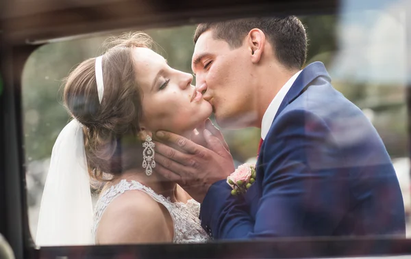 Portret van het kussen bruidspaar close-up — Stockfoto