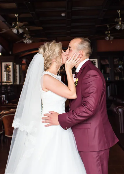 Bonito noivo morena beijando noiva bonita no vestido de casamento — Fotografia de Stock