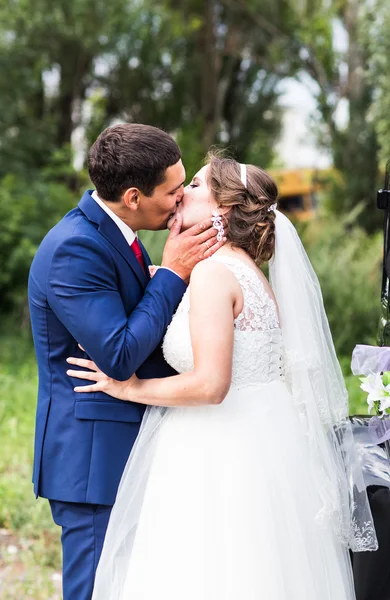 Novio besando novia al aire libre — Foto de Stock