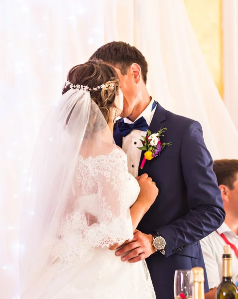 Close up portrait of kissing wedding couple — Stock Photo, Image