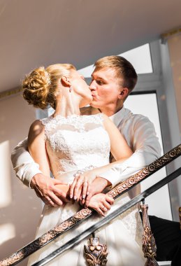 Güzel romantik gelin ile damat öpüşme ve kapalı kucaklayan