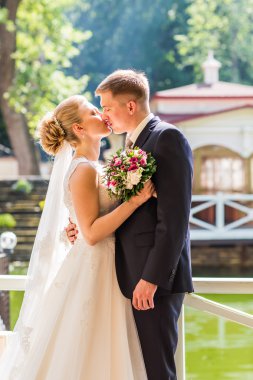 açık havada öpüşme gelin damat