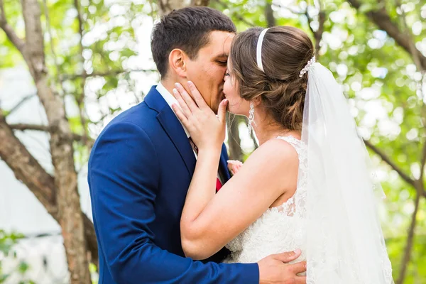 Närbild porträtt av kyssar bröllop par — Stockfoto