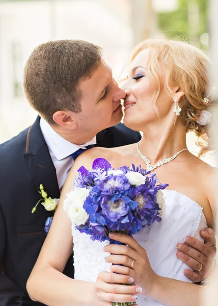 Закрыть портрет целующейся свадебной пары — стоковое фото