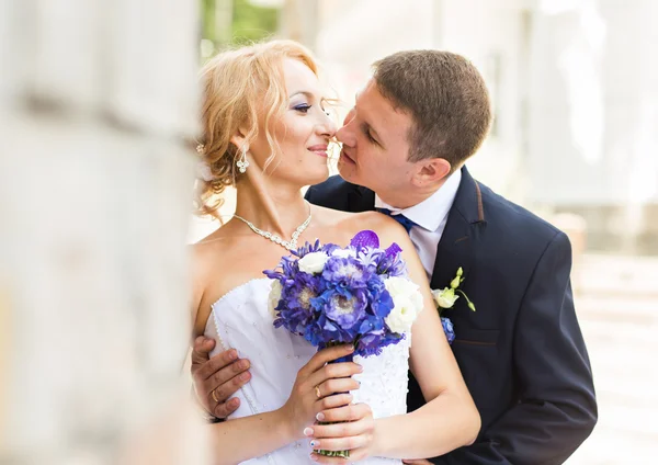 Beau marié brune embrasser belle mariée en robe de mariée — Photo
