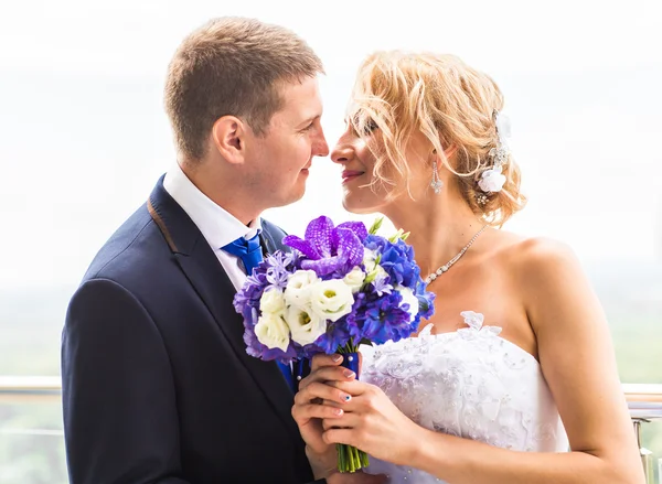 Nahaufnahme Porträt des küssenden Hochzeitspaares — Stockfoto