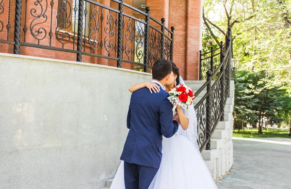 Schöne romantische Braut mit Bräutigam küssen und Umarmung im Freien — Stockfoto