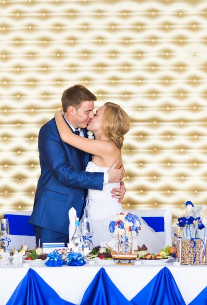 Gyönyörű romantikus menyasszony, vőlegény, csók, és átfogó a szabadban — Stock Fotó
