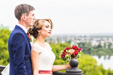 Güzel gelin ve Damat Düğün günü açık havada kucaklayan