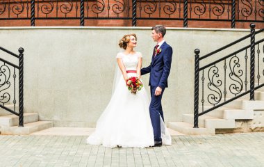 Güzel gelin ve Damat Düğün günü açık havada kucaklayan