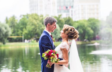 Gelin ve damat bir romantik an açık havada üzerinde