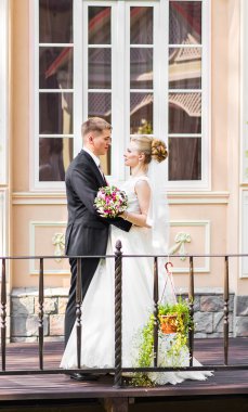 Gelin ve damat gün açık havada yürüyüş düğününde. Mutlu yeni evliler kucaklayan. Seven Çift.