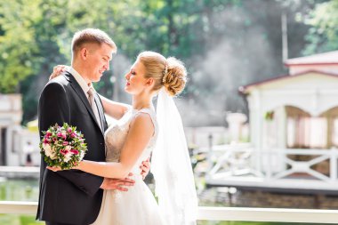 Gelin ve damat bir romantik an açık havada üzerinde