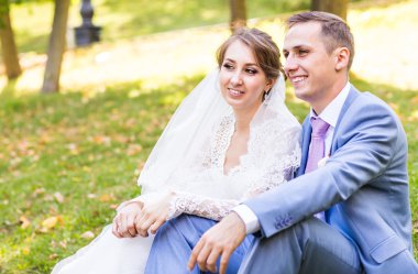 Gelin ve damat gün açık havada yürüyüş düğününde. Mutlu yeni evliler kucaklayan. Seven Çift.