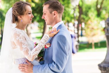 Gelin ve damat bir romantik an açık havada üzerinde