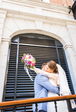Gelin ve damat gün açık havada yürüyüş düğününde. Mutlu yeni evliler kucaklayan. Seven Çift.