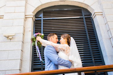 Gelin ve damat bir romantik an açık havada üzerinde