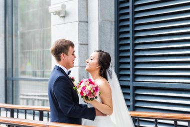 Gelin ve damat bir romantik an açık havada üzerinde