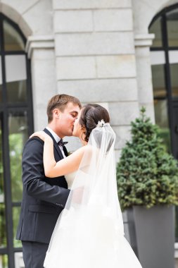 Güzel gelin ve Damat Düğün günü açık havada kucaklayan