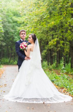 Gelin ve damat gün açık havada yürüyüş düğününde. Mutlu yeni evliler kucaklayan. Seven Çift.