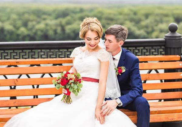 Bruid en bruidegom op de bruiloft dag buiten lopen. Gelukkig jonggehuwden omarmen. Verliefde paar. — Stockfoto